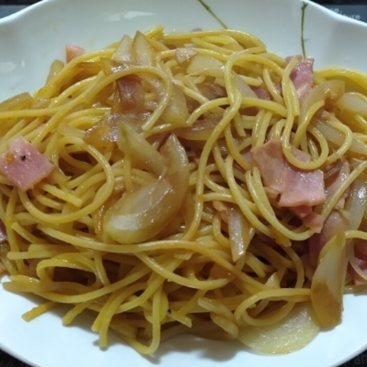 ベーコンと玉ねぎのカルボナーラ風パスタ